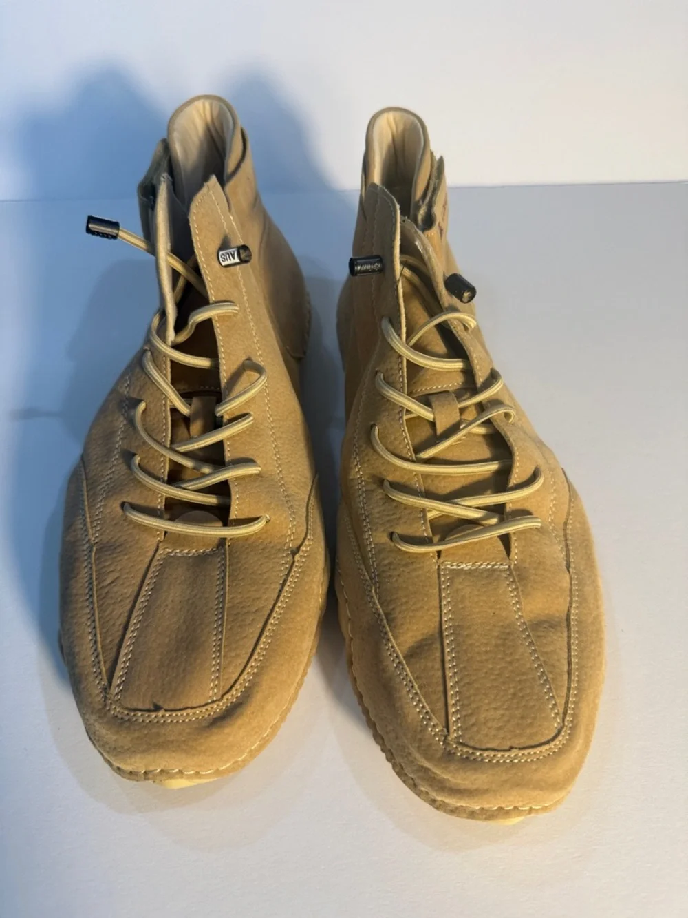 L Deck comfortable tan
